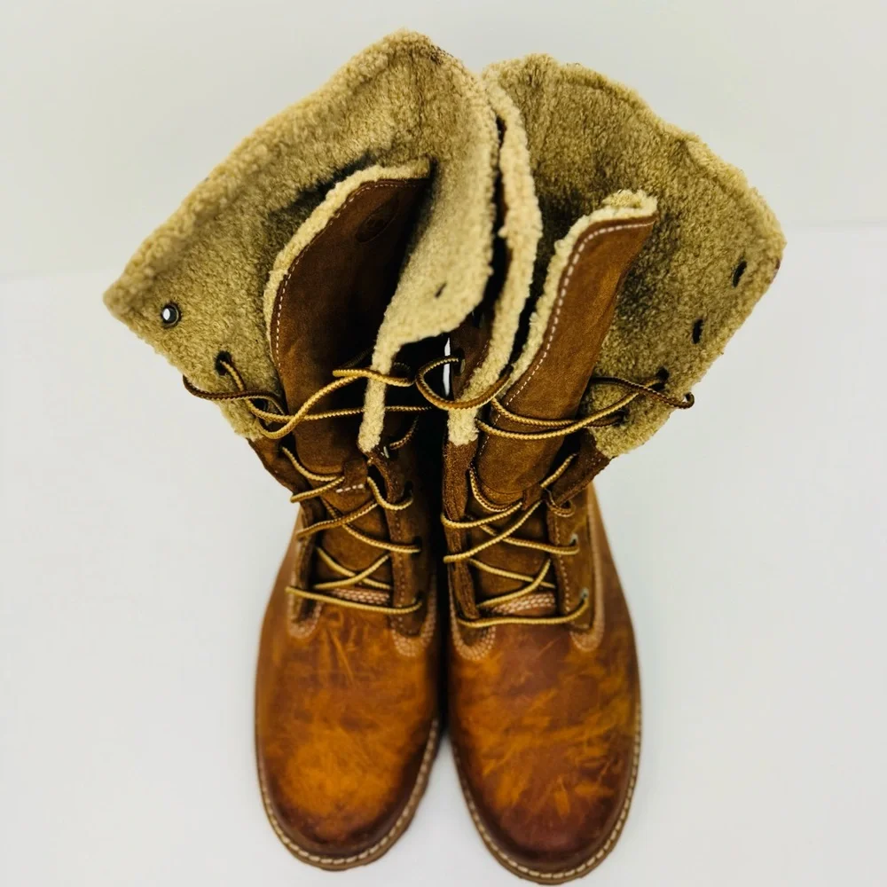 Timberland Junior Shearling Classic Boots in brown leather. Size 5.